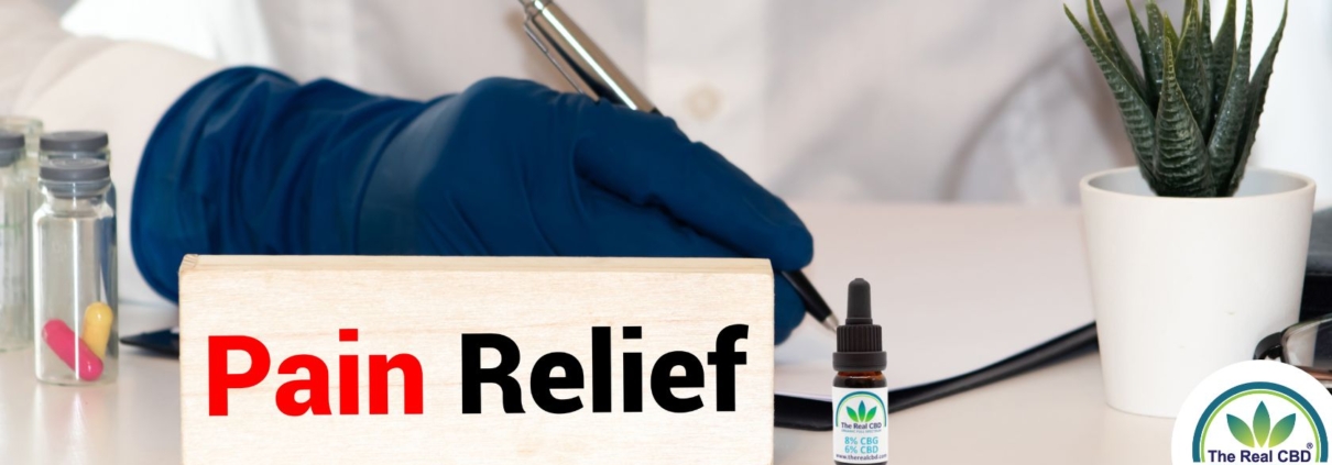 Læge med handsker og PAIN RELIEF-skilt