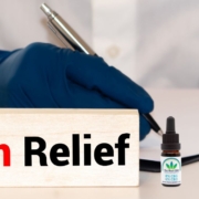 The-Real-CBD-Blog-CBG-til-smertelindring Læge med handsker og PAIN RELIEF-skilt