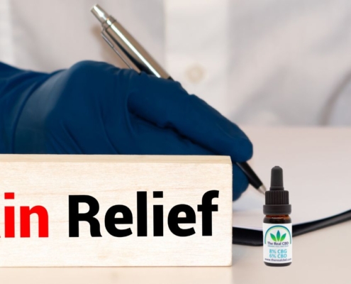 Læge med handsker og PAIN RELIEF-skilt