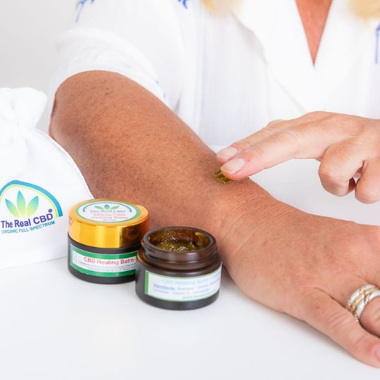 CBD-balsam på arm - The Real CBD