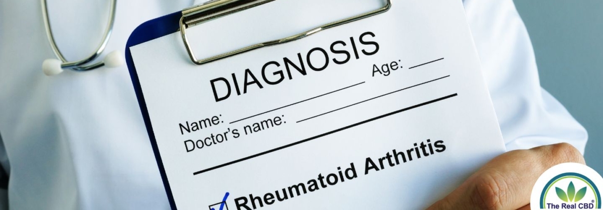 Læge holder clipboard med reumatoid arthritis-diagnose på