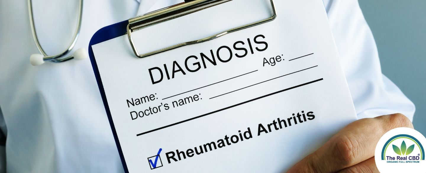 Læge holder clipboard med reumatoid arthritis-diagnose på