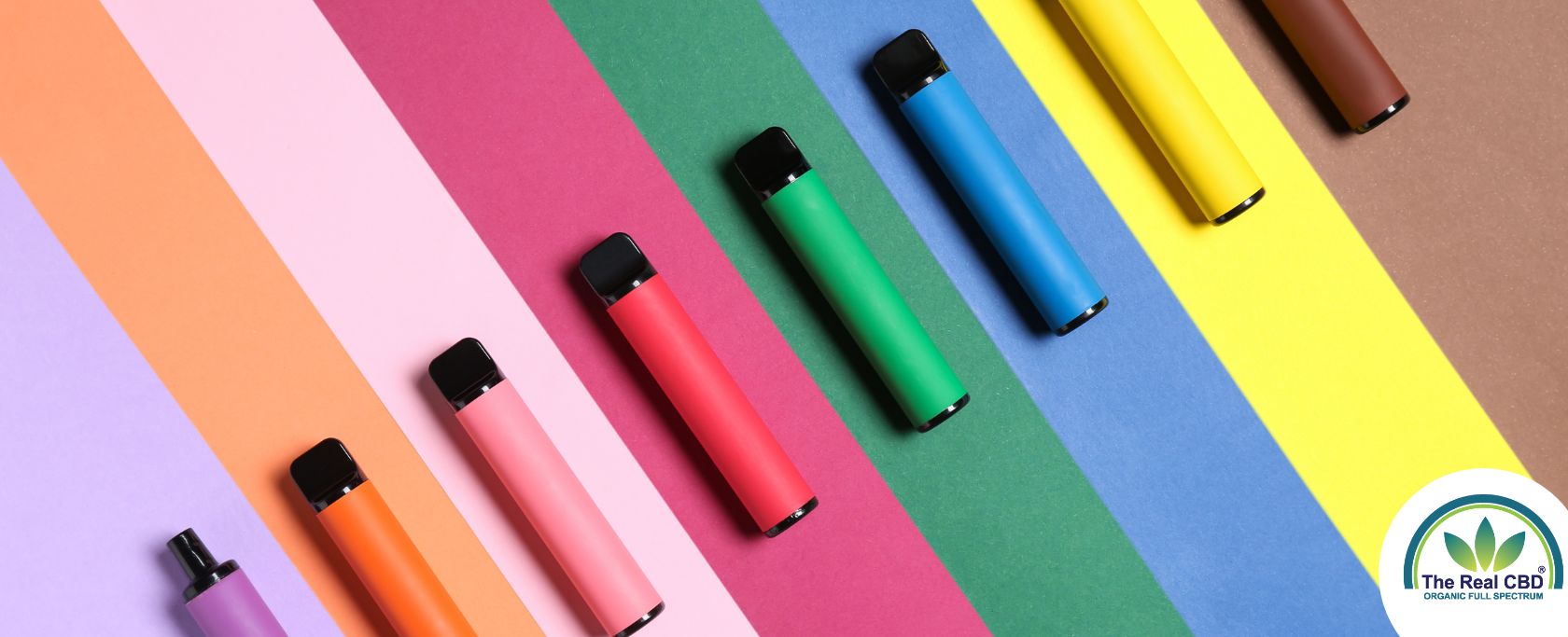 Flerfarvede vape-penne på en stribet, matchende baggrund