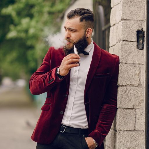 mand i rød jakke nyder vape