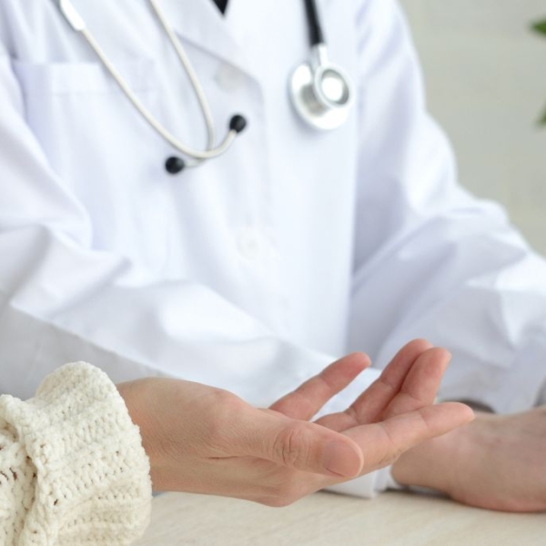 Læge og patient diskuterer