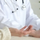 Læge og patient diskuterer