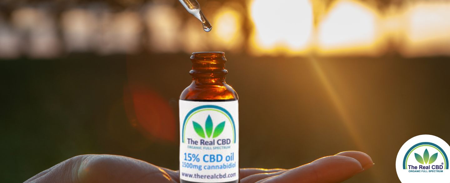 Den ægte CBD-tinkturflaske på en flad hånd