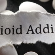 The Real CBD Blog CBD for Opioideafvænning Opioidafhængighed på et hvidt papir med hvide piller