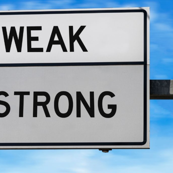 WEAK/STRONG vejskilt