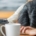 Kvinde sover på bord med flere kaffekopper på