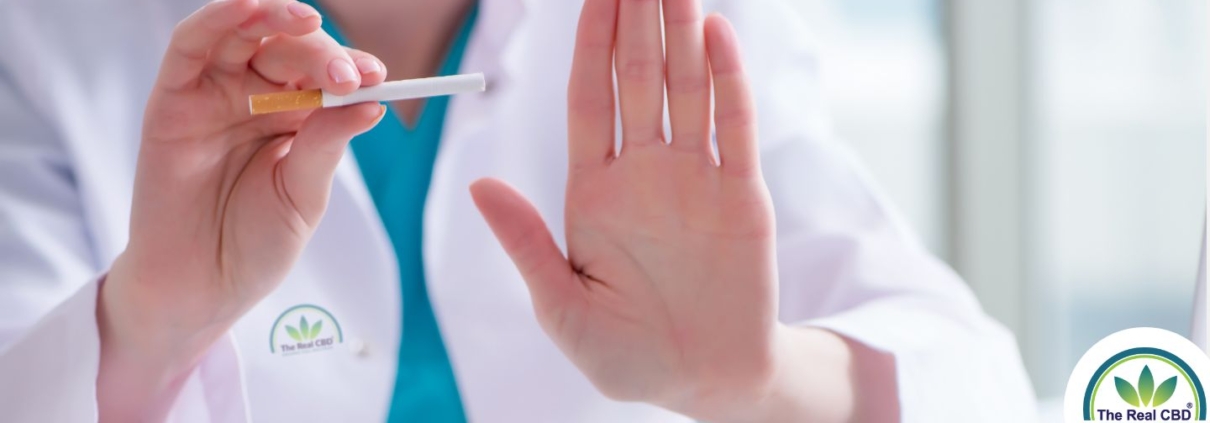 Læge holder en cigaret og beder om at stoppe