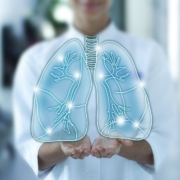 The Real CBD blog CBD for Bronchitis Læge holder tegneserie-lunger