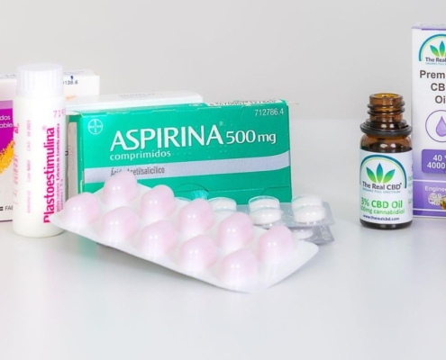 CBD olier sammen med receptpligtig medicin på display