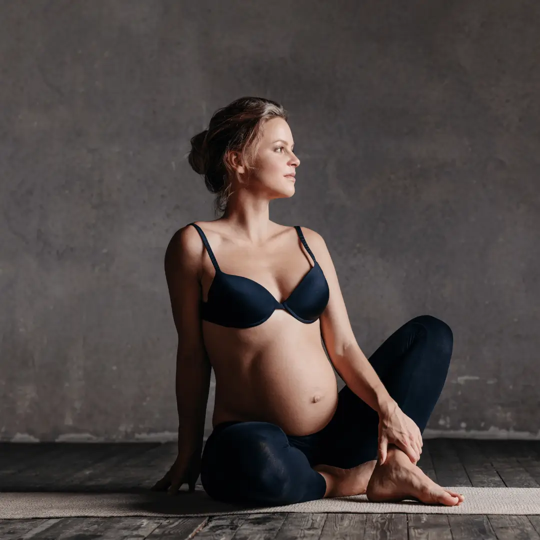 gravide kvinde i yoga stilling