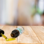 The-The-Real-CBD-Blog-Har-CBD-nogen-negative-sider Vaeltet CBD plaske i focus paa et bord