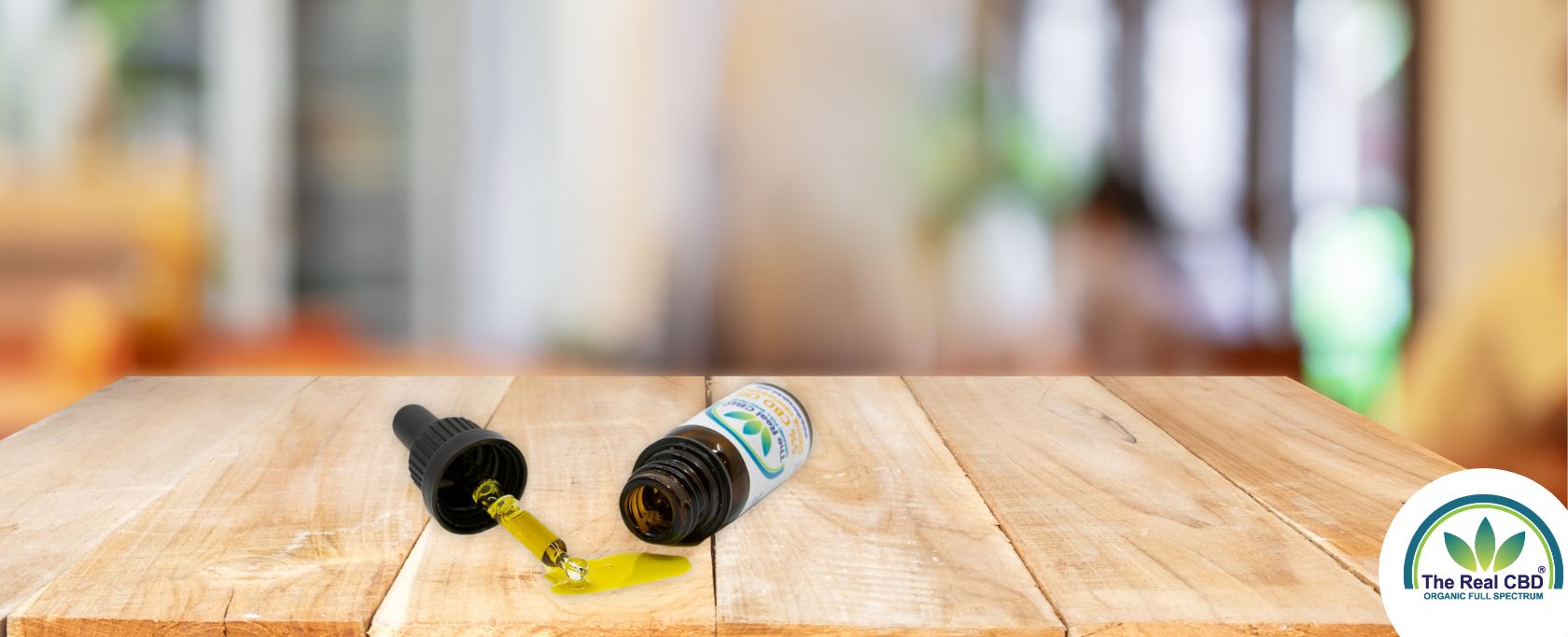 Vaeltet CBD plaske i focus paa et bord