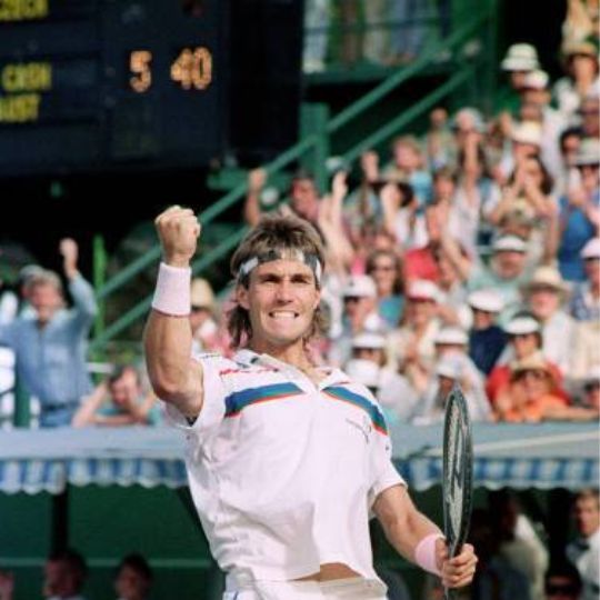 tennis spiller knytter hånd