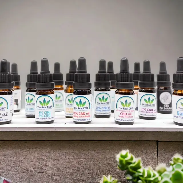 Smuk udstilling af CBD-olie på et bord - The Real CBD