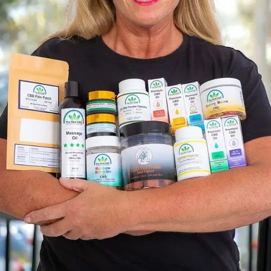 Kvinde holder en bunke forskellige CBD-produkter - The Real CBD