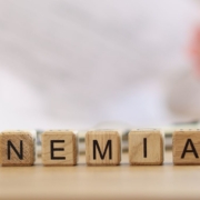 The-Real-CBD-Blog-CBD-til-anæmi ANAEMIA på træblokke