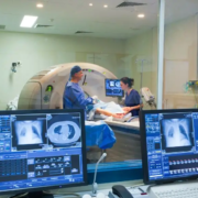 The-Real-CBD-blog-CBD-og-THC-terapi-i-kræft-behandling Onkologisk afdeling på et hospital med patient i en scanner
