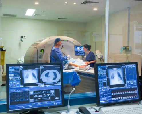 Onkologisk afdeling på et hospital med patient i en scanner