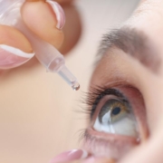 The-Real-CBD-Blog-CBd-mod-øjenbetændelse Kvinde bruger øjendråber