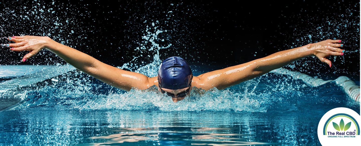 Svømmer i pool