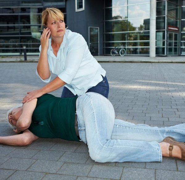Kvinde hjælper en person med et anfald
