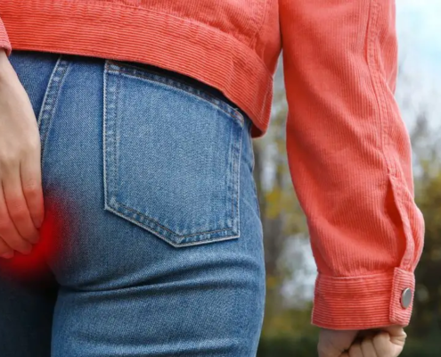 Kvinde holder sin bagdel, mens hun går op ad trappen
