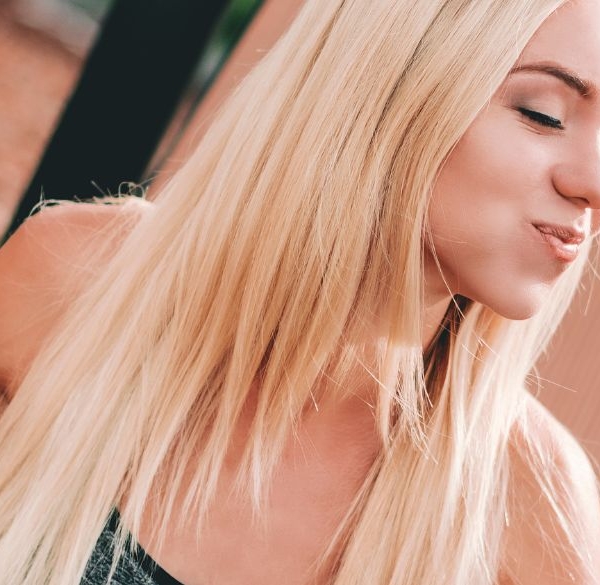 blond kvinde spiser med stor appetit