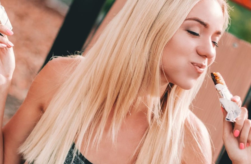 blond kvinde spiser med stor appetit