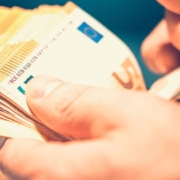 The-Real-CBD-Blog-CBD-olie-priser Et sæt mande hændre tæller en bunke med Euro seddler