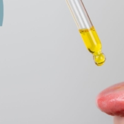 The-Real-CBD-Blog-Fordelene-ved-CBD-olie-under-tungen Person drypper CBD olie på tungen