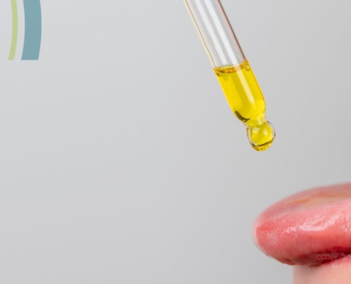 Person drypper CBD olie på tungen