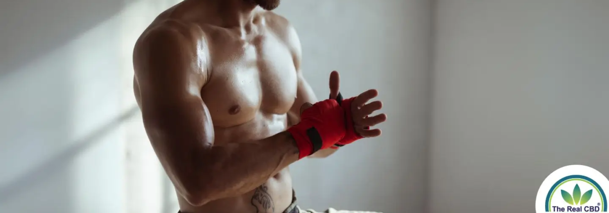 Mand gør klar til en MMA kamp