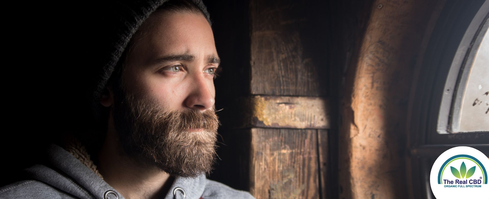 Mand kigger ud af vinduet med depressivt udtryk
