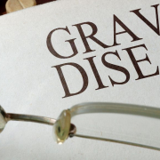 The-Real-CBD-Blog-CBD-til-Graves-sygdom Graves' Sygdoms journal på lægens bord