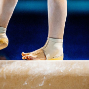 The-Real-CBD-Blog-CBD-til-gymnaster En gymnasts fødder på en bar