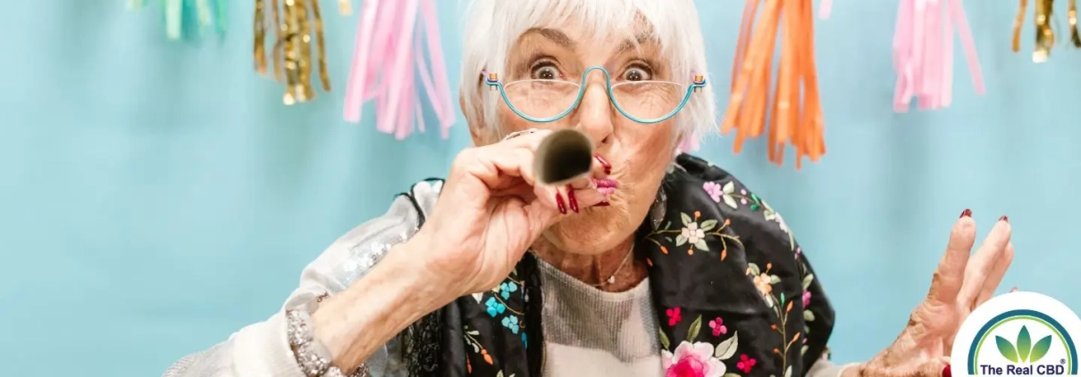 Glad ældre dame holder en fest