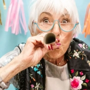 The-Real-CBD-blog-CBD-til-aldersrelateret-ubehag Glad ældre dame holder en fest