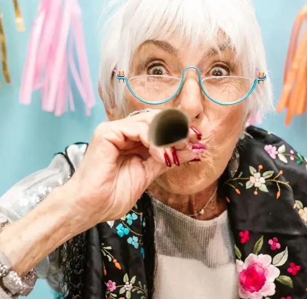 Glad ældre dame holder en fest