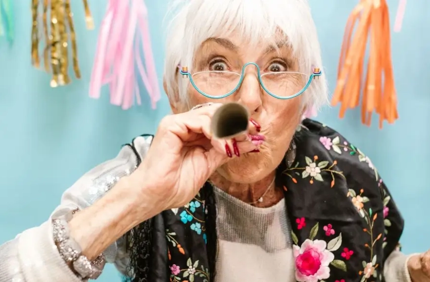 Glad ældre dame holder en fest