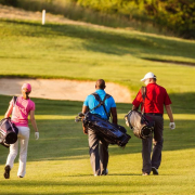 The-Real-CBD-Blog-CBD-til-golfspillere 4 golfspillere går hen over greenen