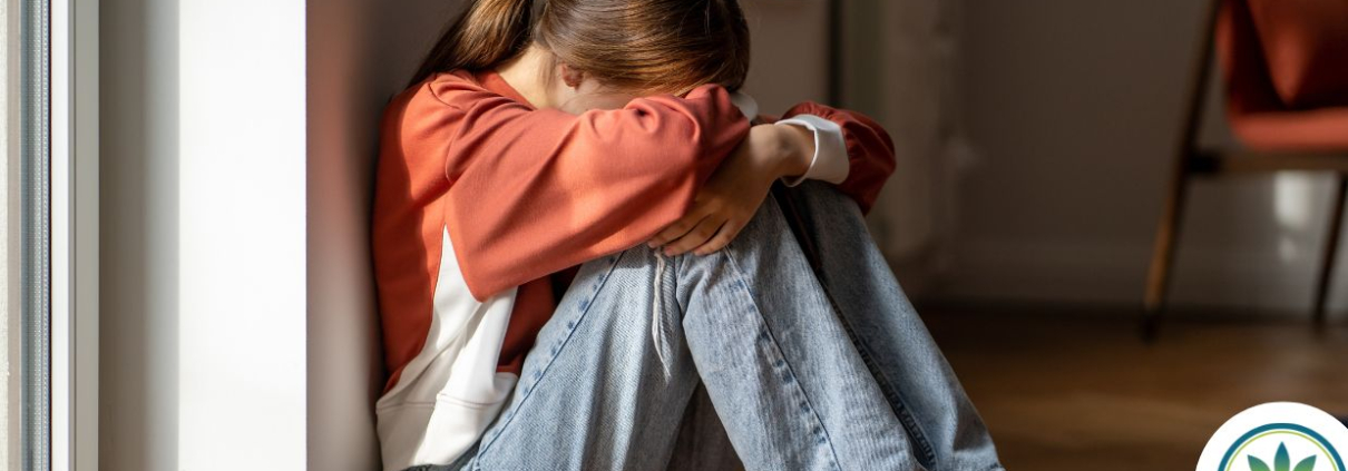 Maria sidder på gulvet med et angst anfald