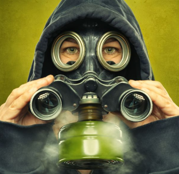 Mand med gasmaske og kikkert