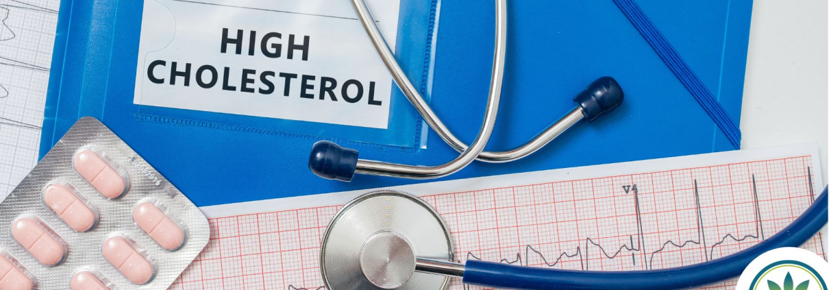 Laegens bord med medicin, stetoskop og en sygejournal om kolesterol