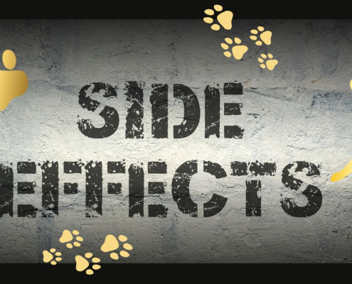 Skilt med SIDE EFFECTS skrevet med pote aftryk