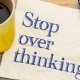 Kaffekop p[ et parpir hvor er skrevet OVERTHINKING