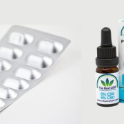 the-real-cbd-blog-CBD-olie-og-Prozac-interaktion En flaske The Real CBD CBG/CBD olie og en pakke Prozac